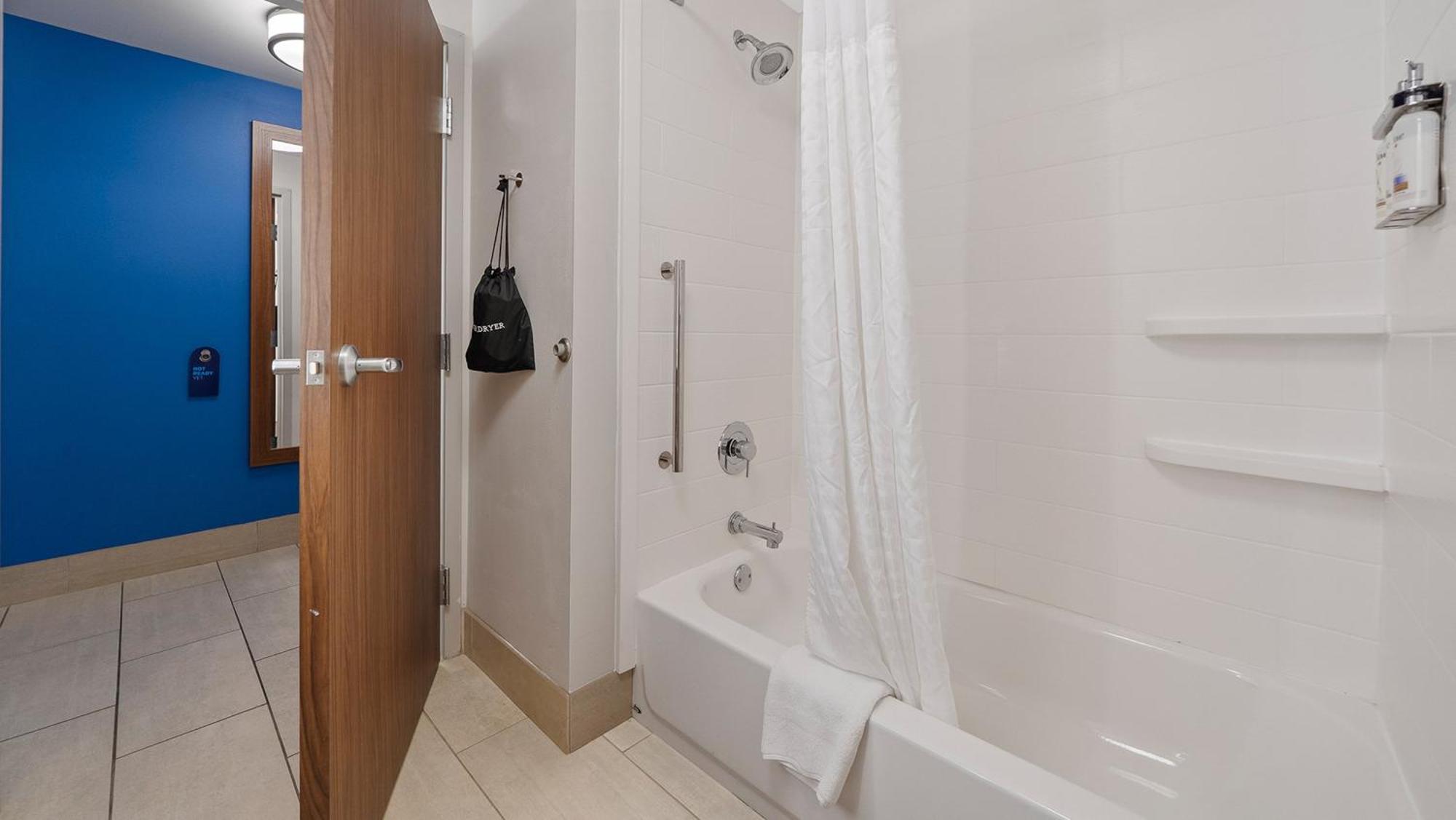 Express & North By Ihg Macon